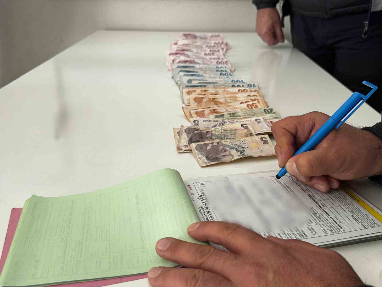 Esnaftan para toplayan dilencinin üzerinden 9 bin TL çıktı