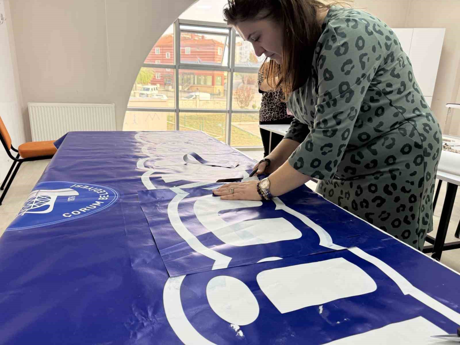 Kadınlar afişleri şık çantalara dönüştürüyor
