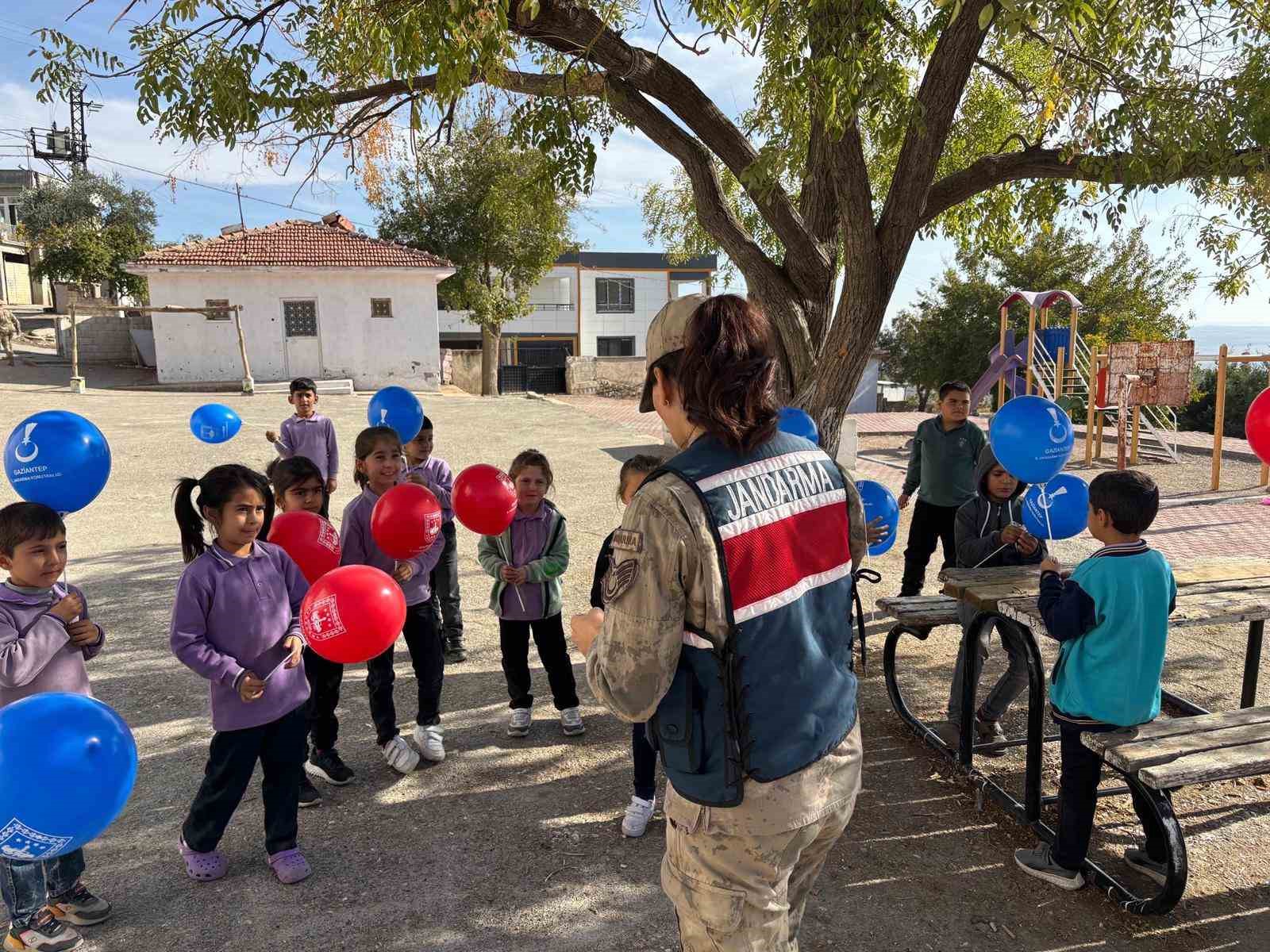 Gaziantep&rsquo;te jandarma &ccedil;ocukları unutmadı
