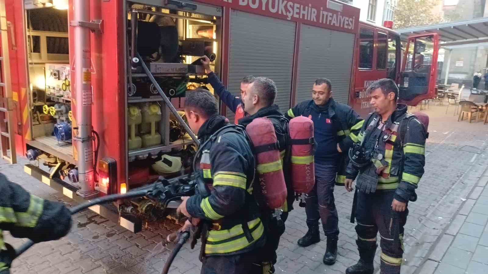 Apartmanın koridorunda &ccedil;ıkan yangın paniğe neden oldu
