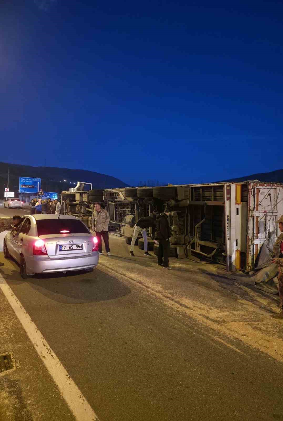 Bingöl’de saman yüklü kamyon devrildi
