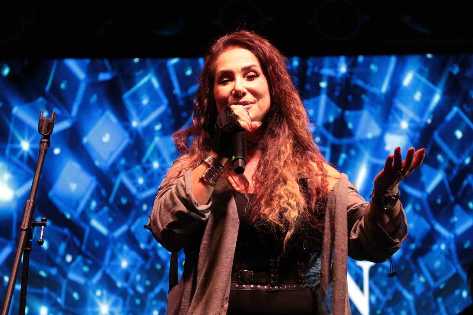 Cizre’de Rojin konser verdi