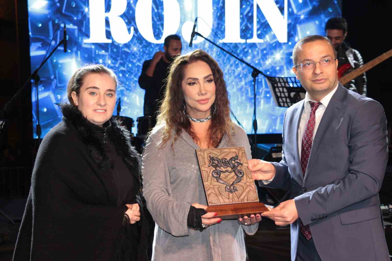 Cizre’de Rojin konser verdi