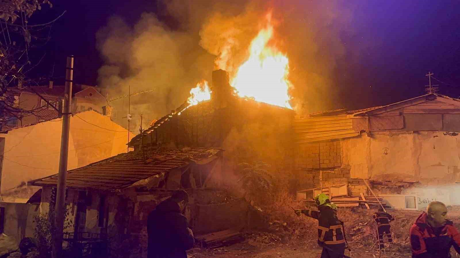 Çankırı’da ev yangını: İki ev alevlere teslim oldu