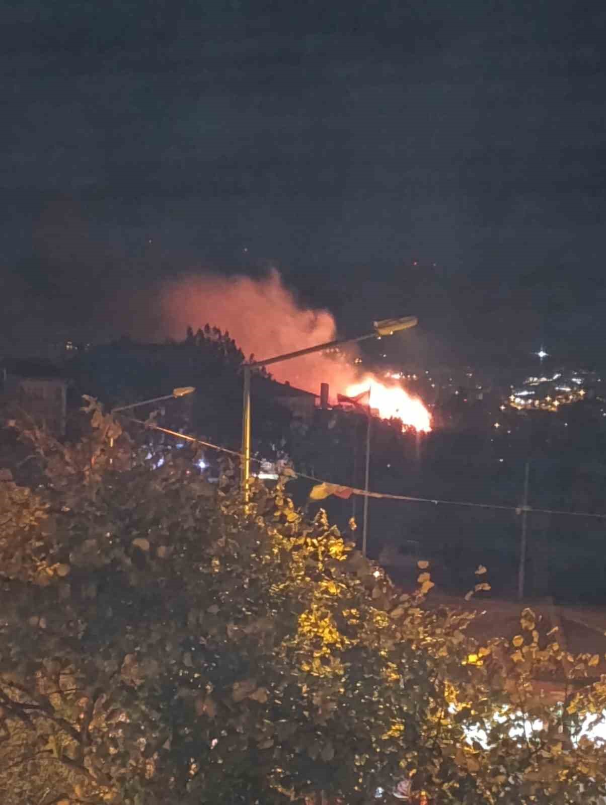 Kafede çıkan yangın işletmeyi küle çevirdi
