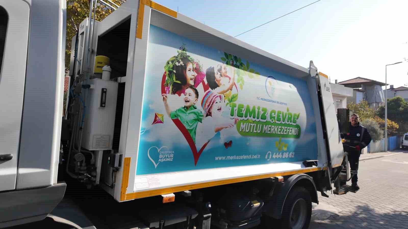 Çöp kamyonlarından çiçek kokuları yayılıyor
