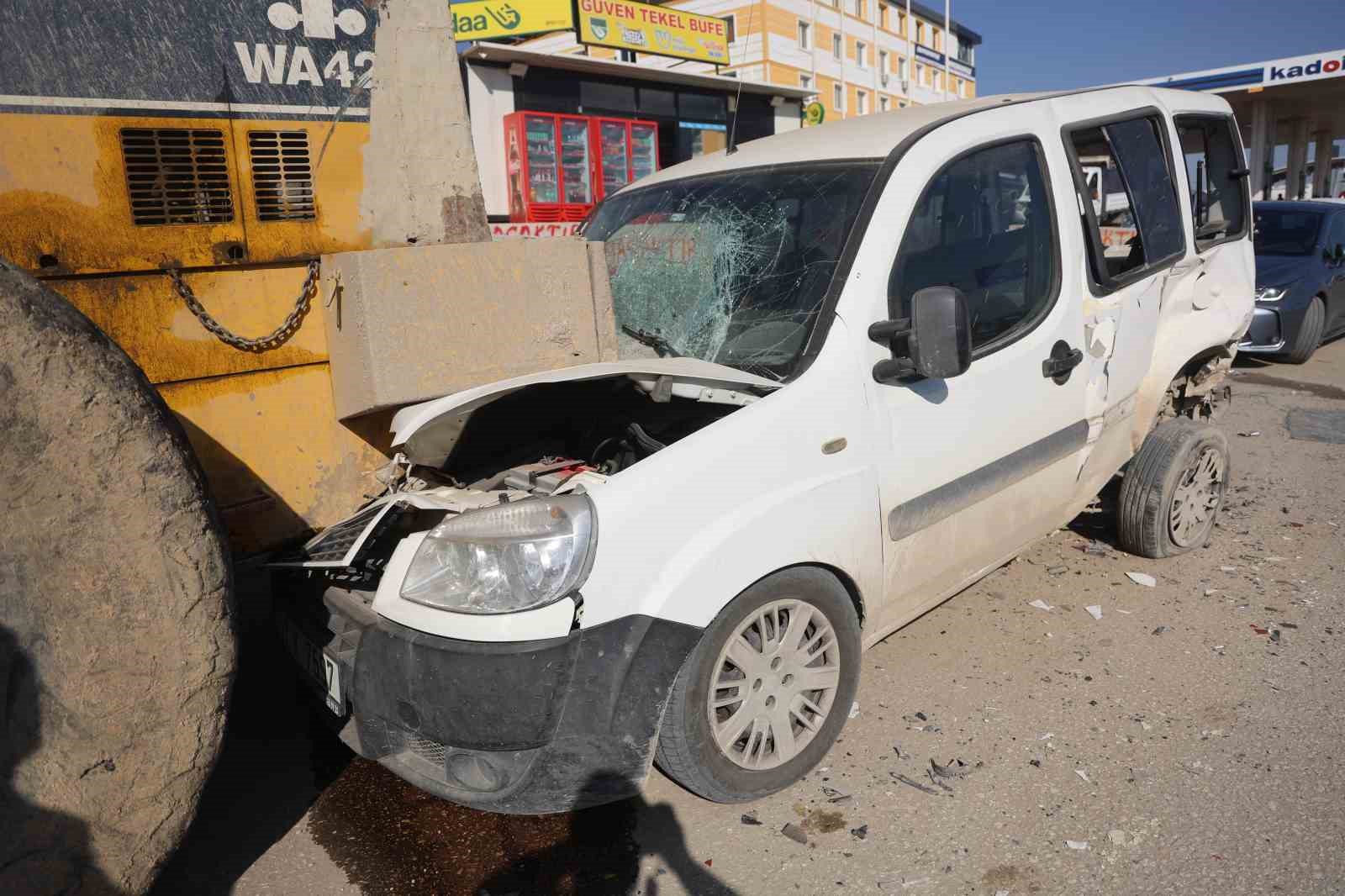 Aracın sağından ge&ccedil;meyince &ccedil;alışınca ortalığı savaş alanına &ccedil;evirdi
