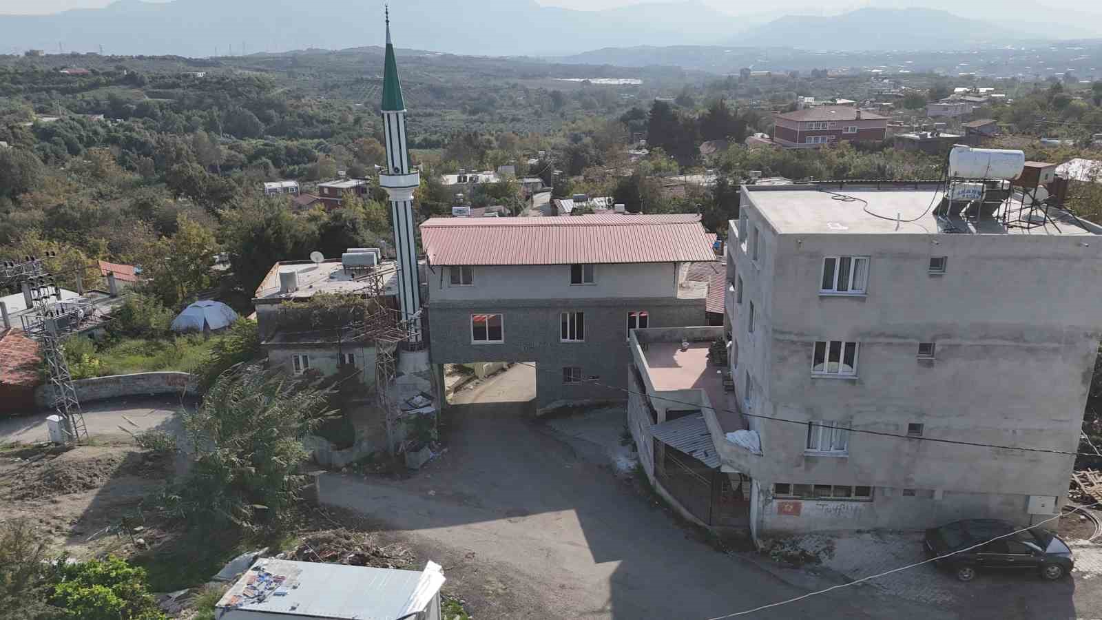 Mahallelinin uygun yer bulamaması &uuml;zerine inşa edilen caminin altından 6 metre genişliğinde yol ge&ccedil;iyor
