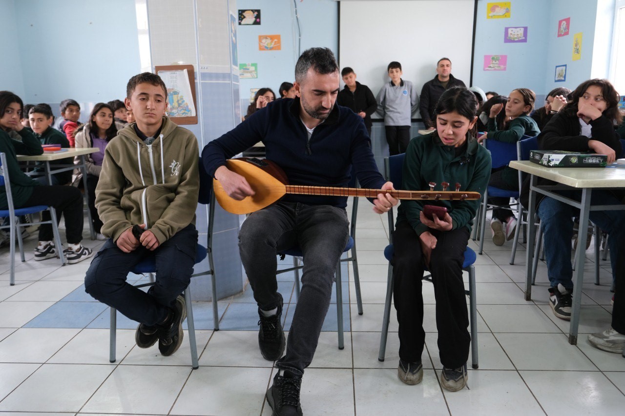 Erzincanlı öğrencilerden Verimli köyüne dostluk köprüsü