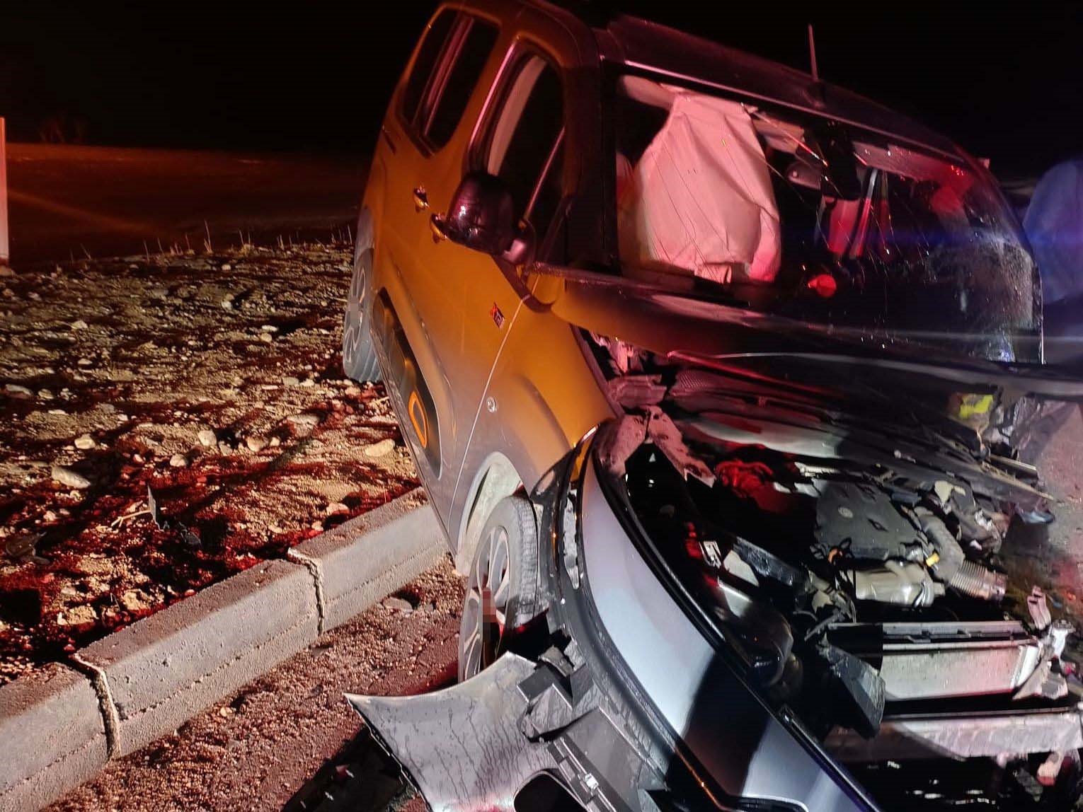 Siirt’te otomobil ile hafif ticari araç çarpıştı: 2 yaralı