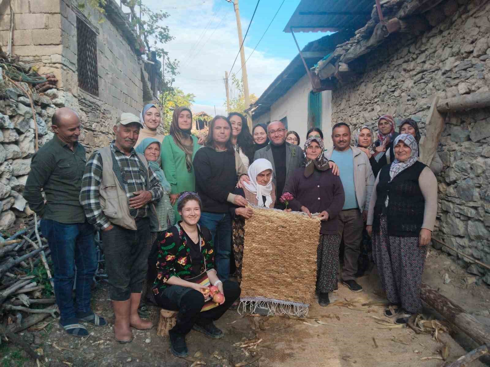 Çal’da keşfedilen benzersiz dokuma örneği: Mısır kapçığı hasır dokuma