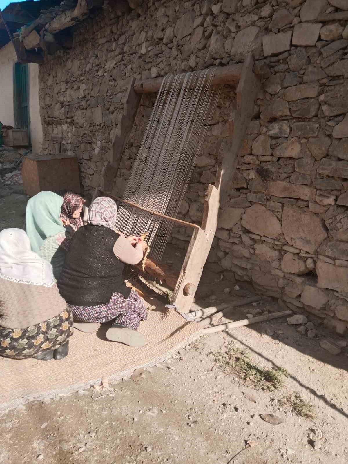 Çal’da keşfedilen benzersiz dokuma örneği: Mısır kapçığı hasır dokuma
