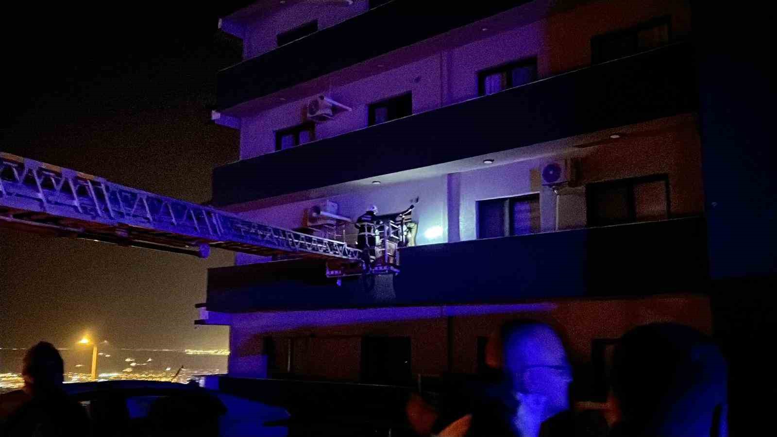 Yangından kaçmak isterken alevlerin içerisine giren 2 kişi yanarak can verdi
