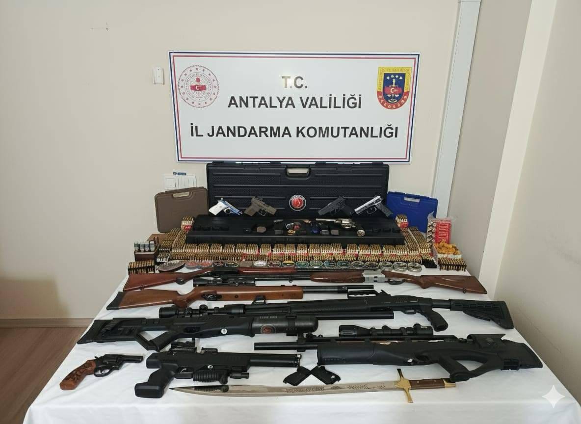 Kemer’de jandarmanın operasyon düzenlediği evden çok sayıda silah çıktı