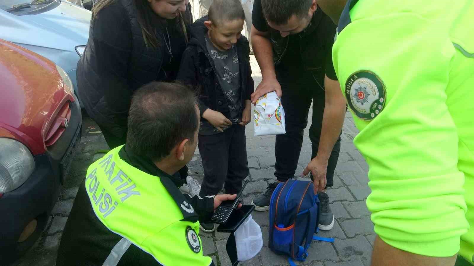 Muğla Trafik Şube M&uuml;d&uuml;r&uuml; Ha&ccedil;an&rsquo;dan &ouml;zel ihtiya&ccedil;lı &ccedil;ocuğa anlamlı hediye
