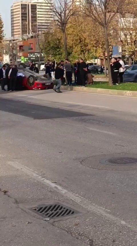 İki araç çarpıştı, takla atan otomobilde sürücü sıkıştı
