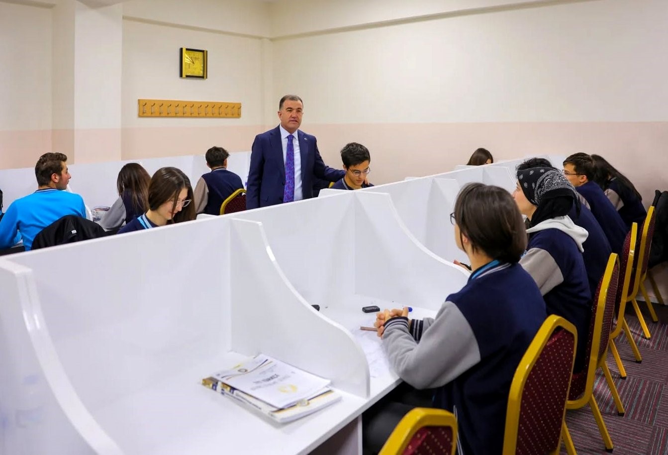 Vali Eldivan&rsquo;dan gen&ccedil;lere: "Zamanı verimli kullanın"
