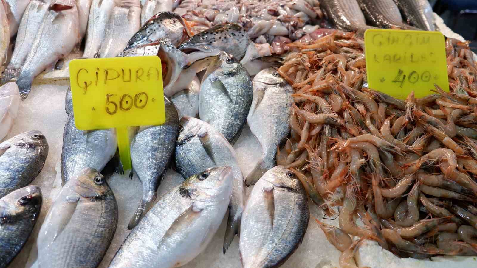 Foça Balık Hali’nde kış sezonu:"Sardalya ve uskumru zamanı"