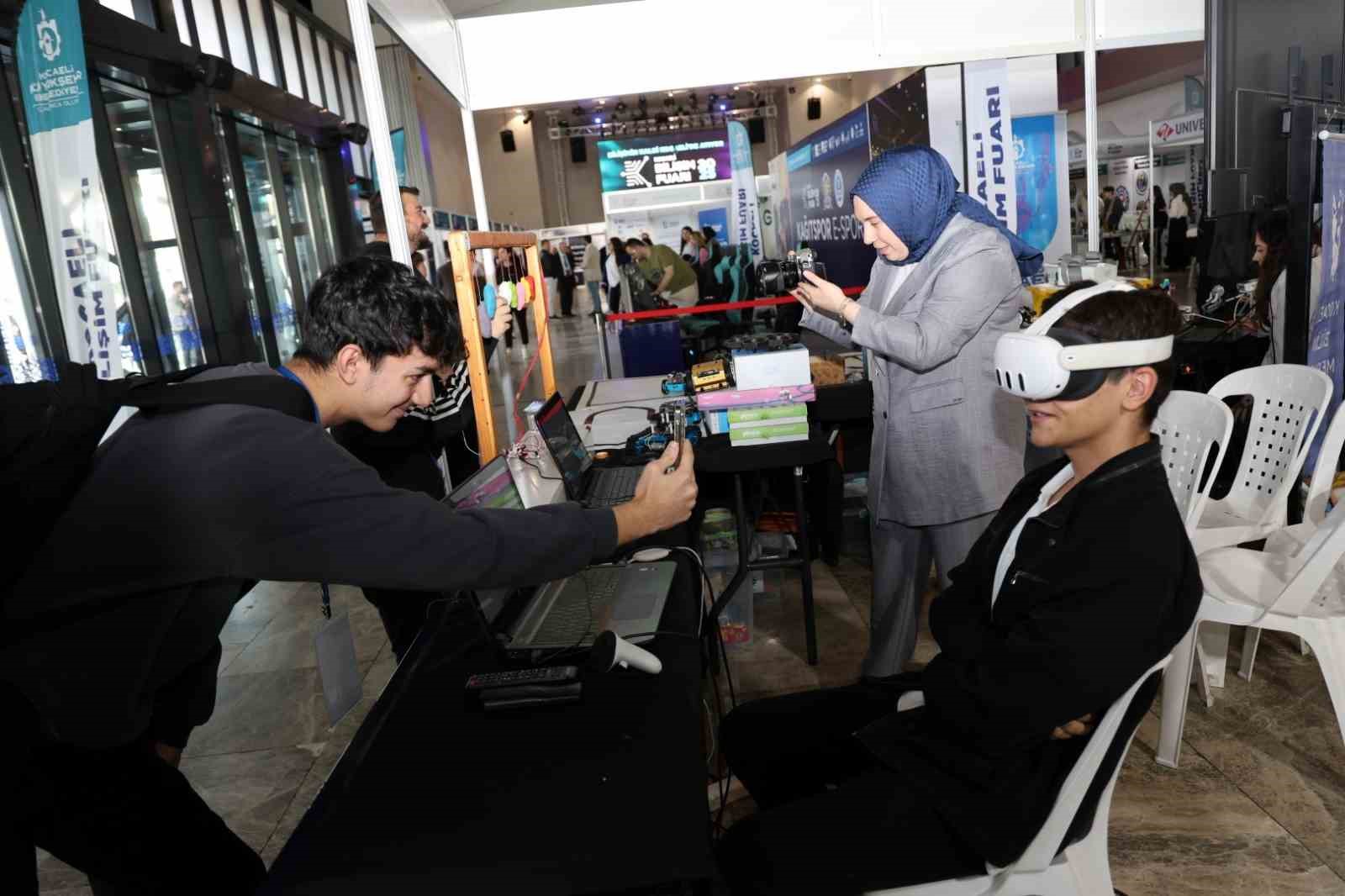 Bilişim Fuarı stantlarına 7’den 70’e yoğun ilgi
