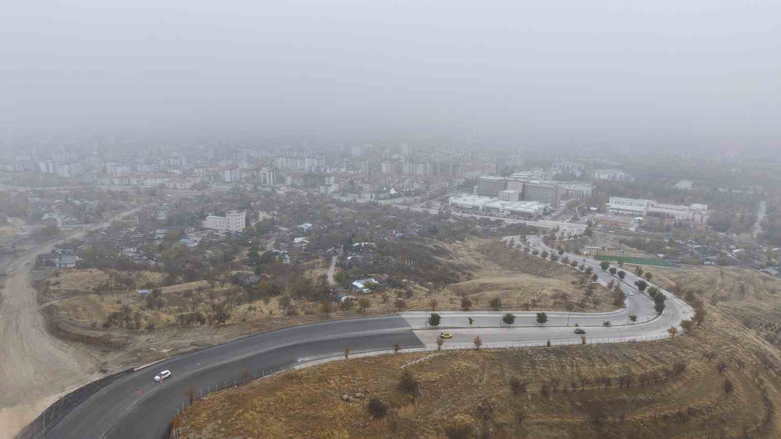 Elazığ&rsquo;da 200 metreden şehir sis i&ccedil;inde kayboldu
