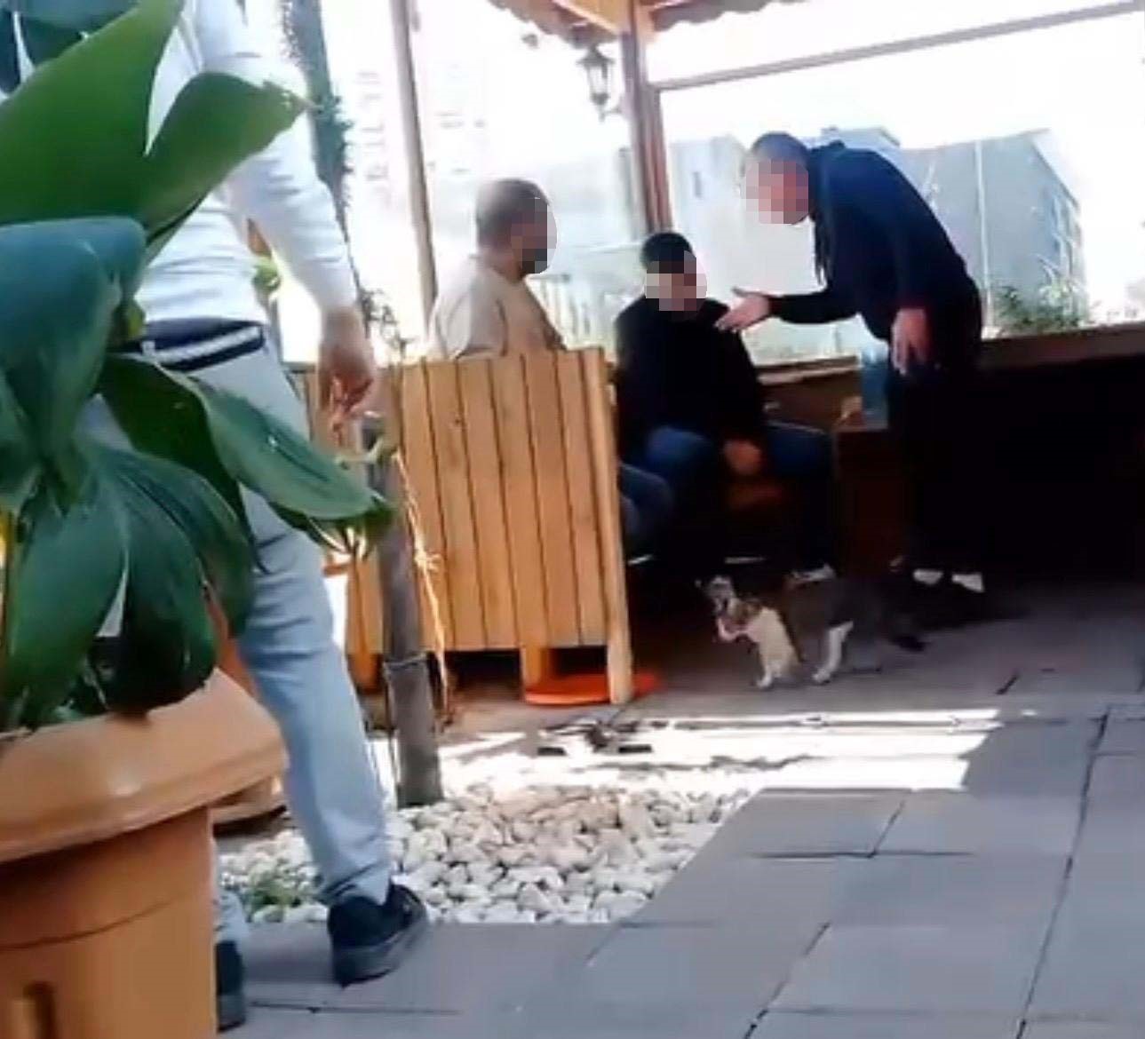 İzmir’de hırsızlık yaptığı öne sürülen taksi şoförüne darp