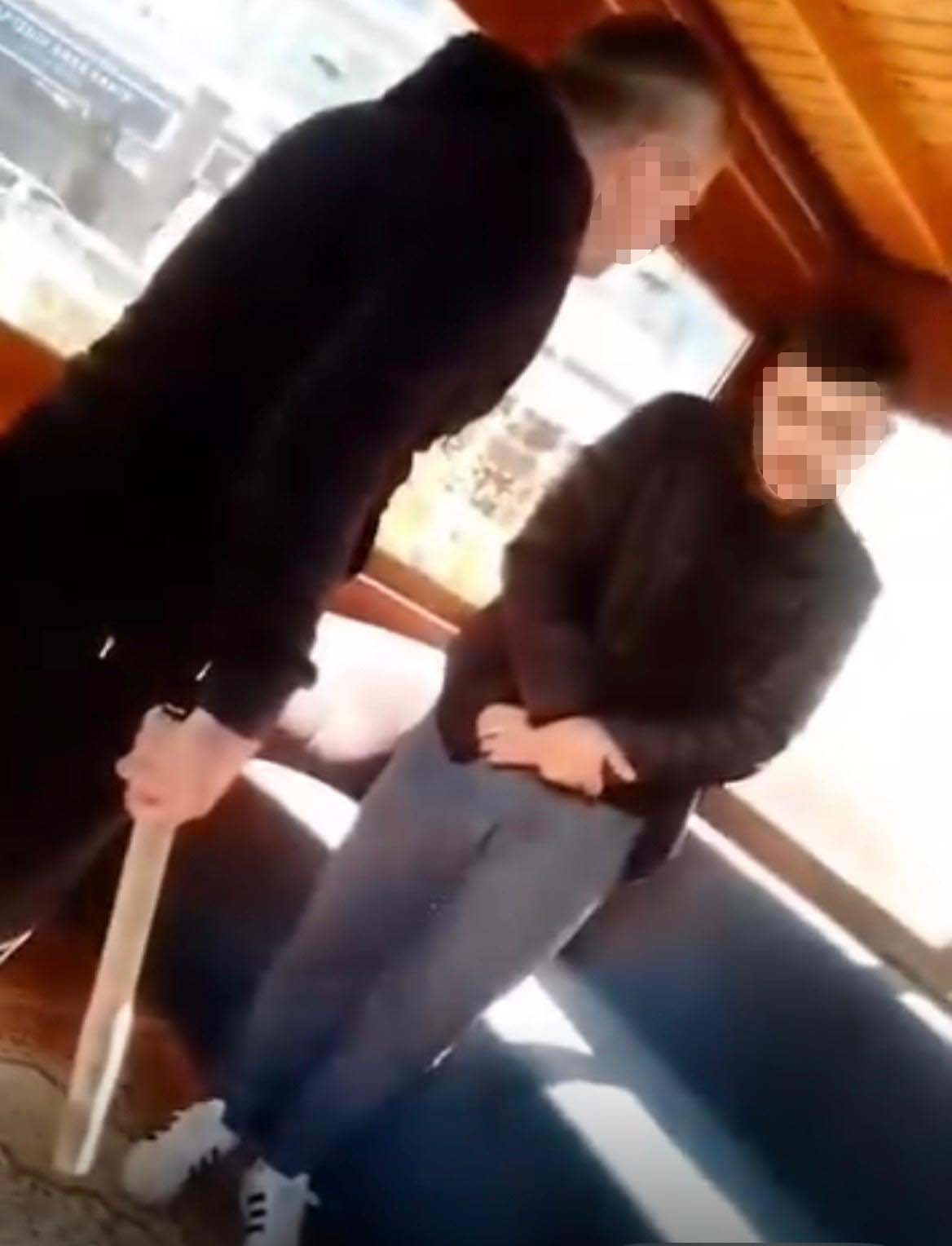 İzmir&rsquo;de hırsızlık yaptığı &ouml;ne s&uuml;r&uuml;len taksi şof&ouml;r&uuml;ne darp
