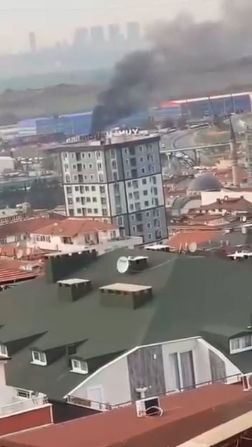 Halkalı Gümrüğü’nde konteyner alev alev yandı