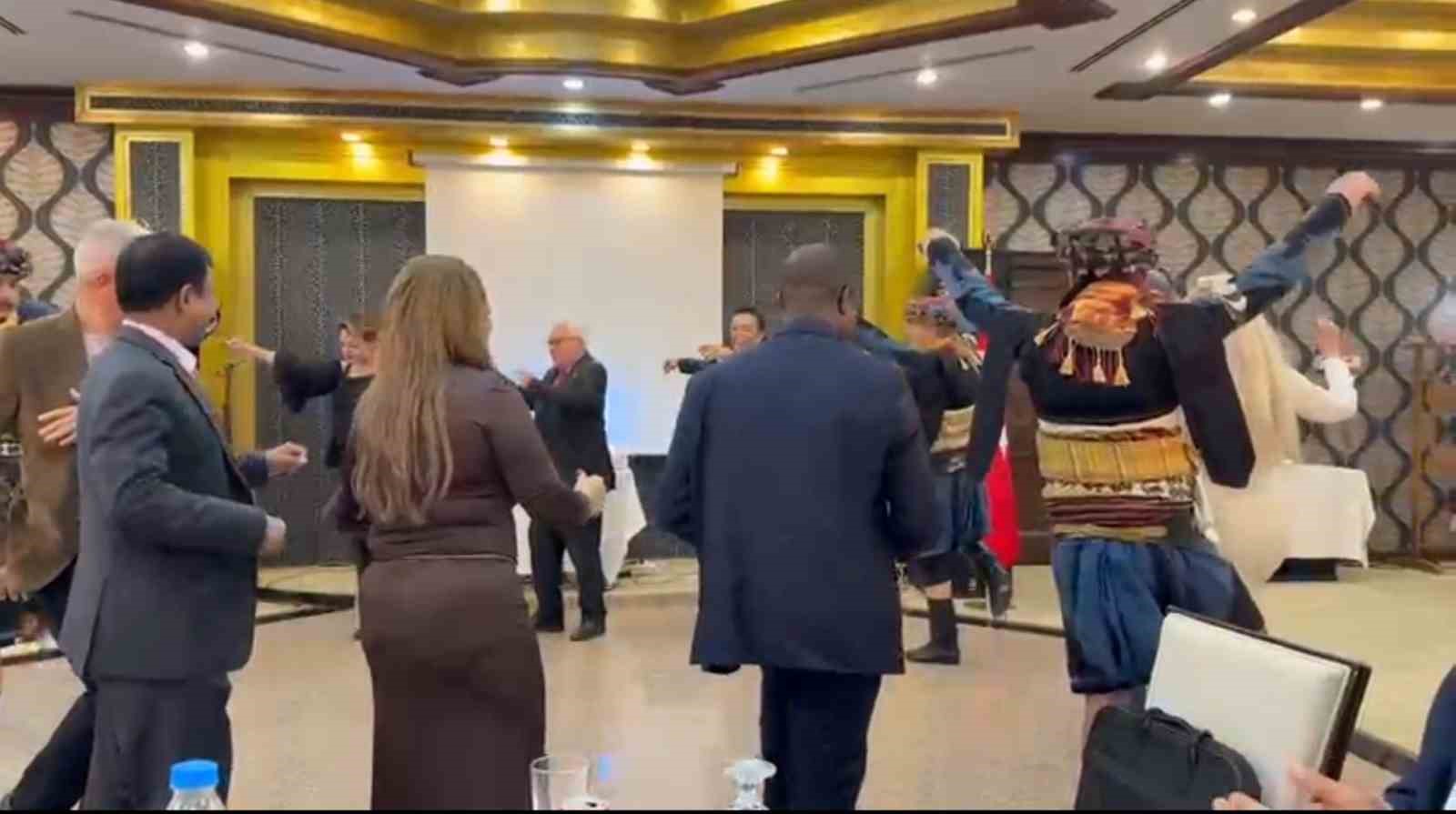 Sağlık Turizmi konferansında Büyükelçiler ‘Zeybek’ oynadı