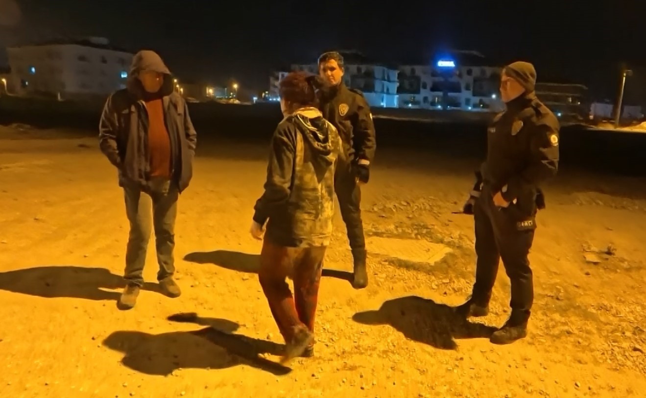 Bekçiler, "Eve bırakalım" dedi, alkollü kadın "Ölümü bulursunuz" cevabını verdi
