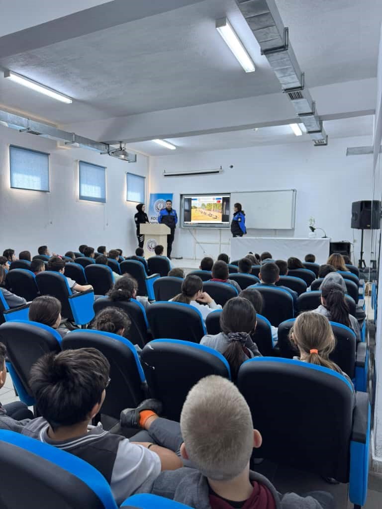 Ortaokul öğrencilerine polislerden eğitim