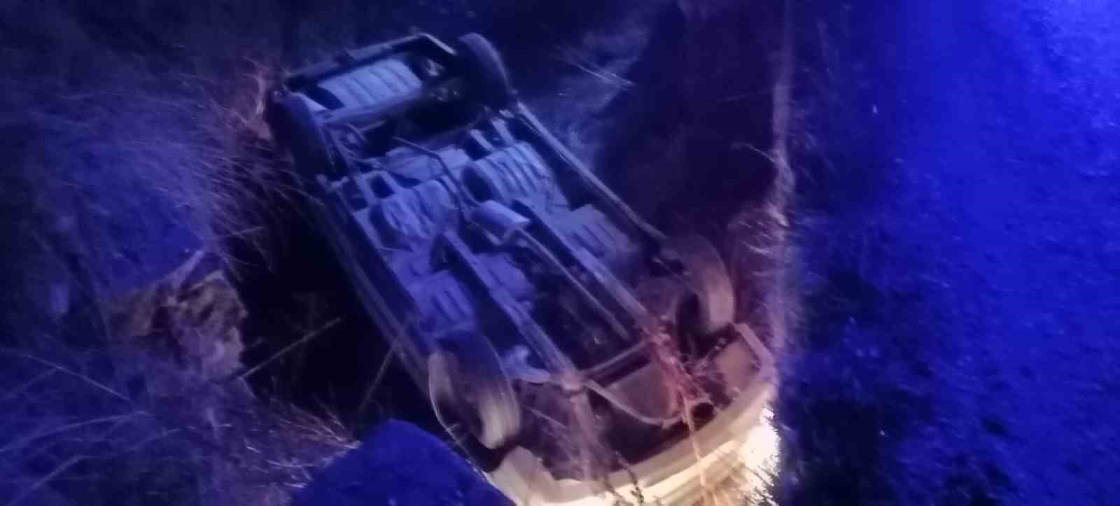 Köpeğe çarpmamak için direksiyonunu kırdığı otomobil kanala düştü: 1 yaralı
