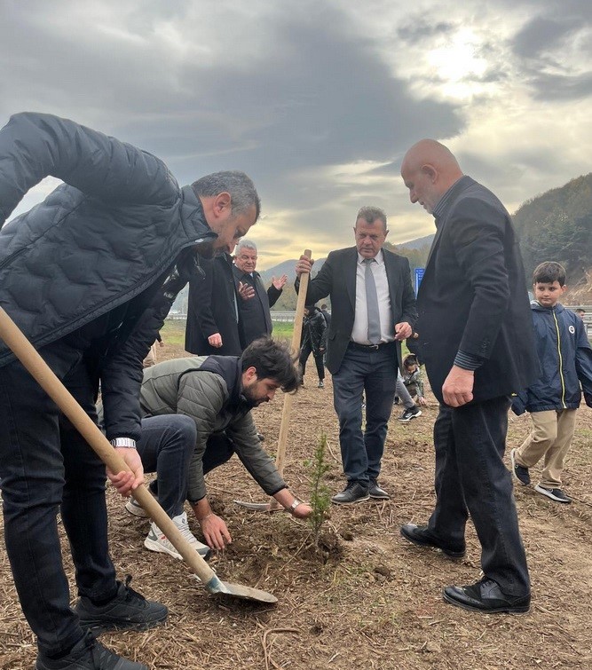 Deprem şehitleri anısına 350 fidan dikildi
