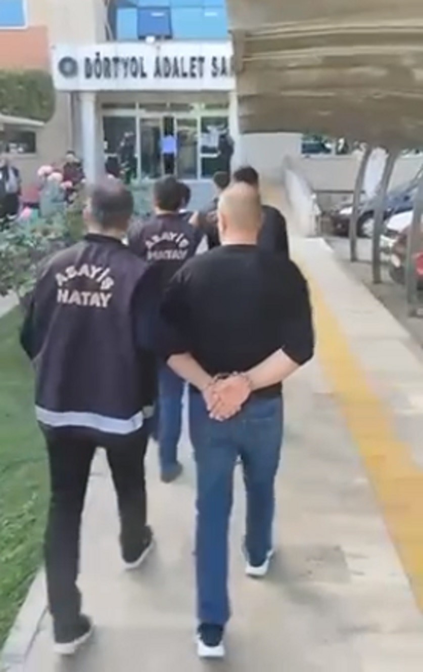 D&ouml;rtyol&rsquo;da bı&ccedil;aklı kavga olayının 3 ş&uuml;phelisi tutuklandı
