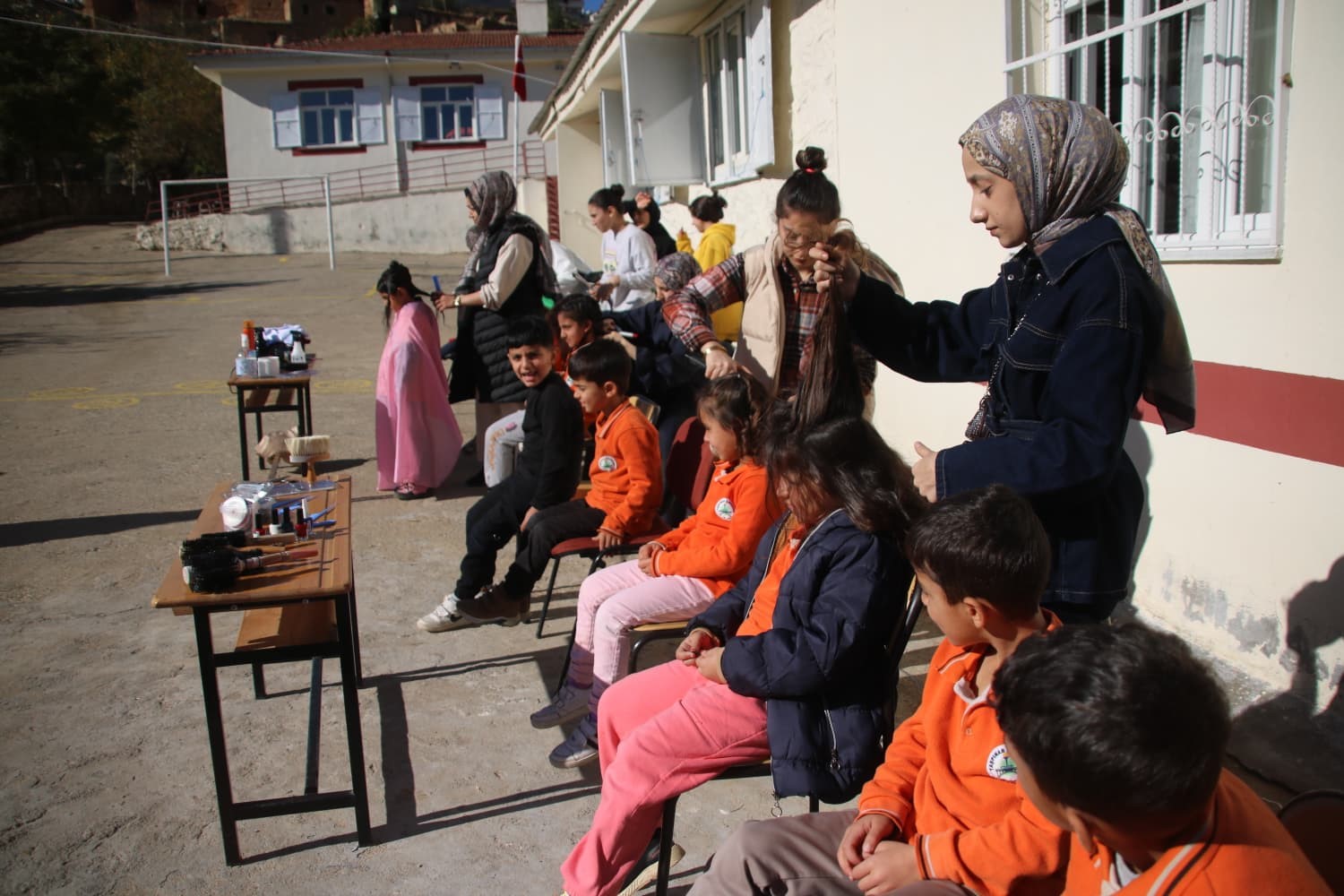 Silvan&rsquo;da &ccedil;ocukların sa&ccedil; bakımları yapıldı
