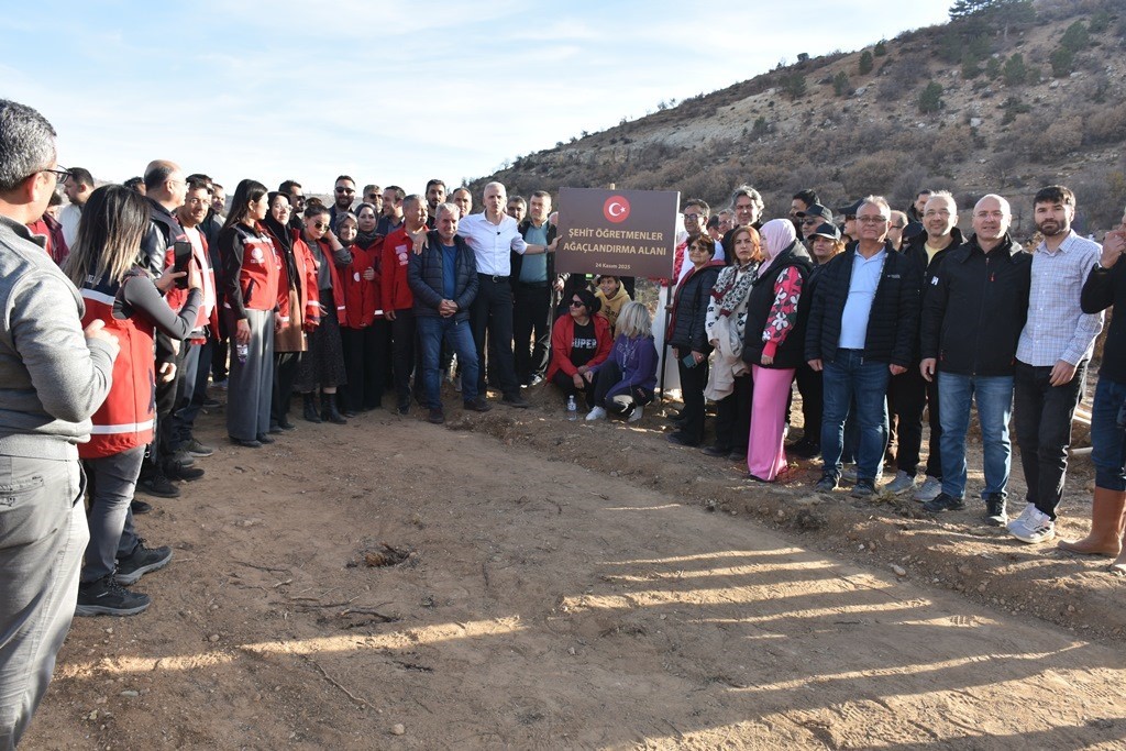 Öğretmenler Günü anısına fidanlar toprakla buluşturuldu