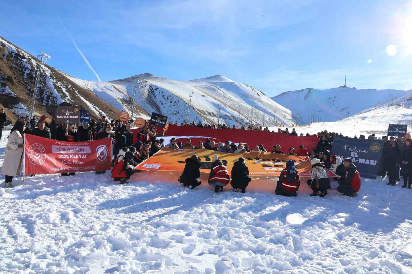Erzurum&rsquo;da "Şiddete karşı tek y&uuml;rek" y&uuml;r&uuml;y&uuml;ş&uuml; d&uuml;zenlendi
