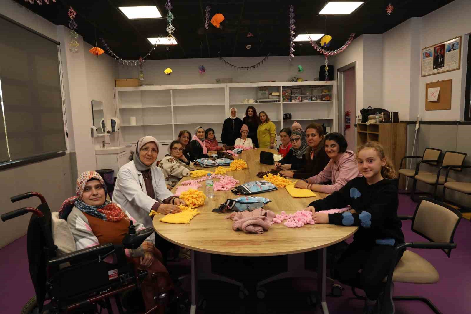 &Ouml;zel kız &ouml;ğrencilerinin el emeği atkıları, sevgi evlerindeki &ccedil;ocukları ısıttı
