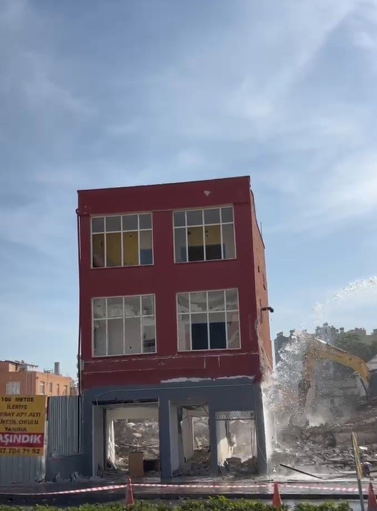 Mersin&rsquo;de 2 katlı bina titreşimle yıkıldı
