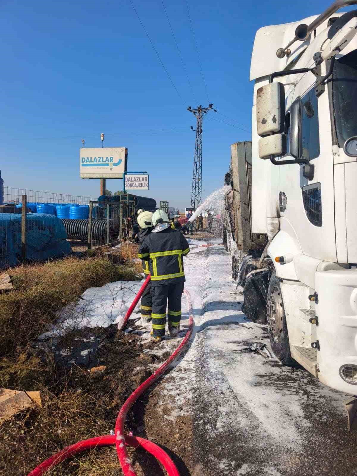 Mardin&rsquo;de 2 tır ile SUV tipi aracın &ccedil;arpıştığı kaza sonrası alev alan tır s&ouml;nd&uuml;r&uuml;ld&uuml;
