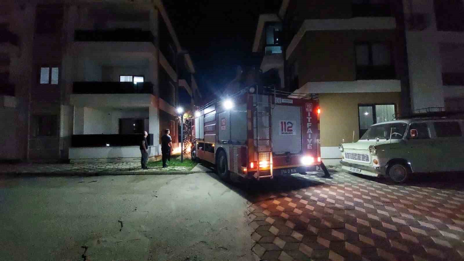 Sakarya&rsquo;da 4 yaşındaki &ccedil;ocuk evde kilitli kaldı, itfaiye balkondan girdi
