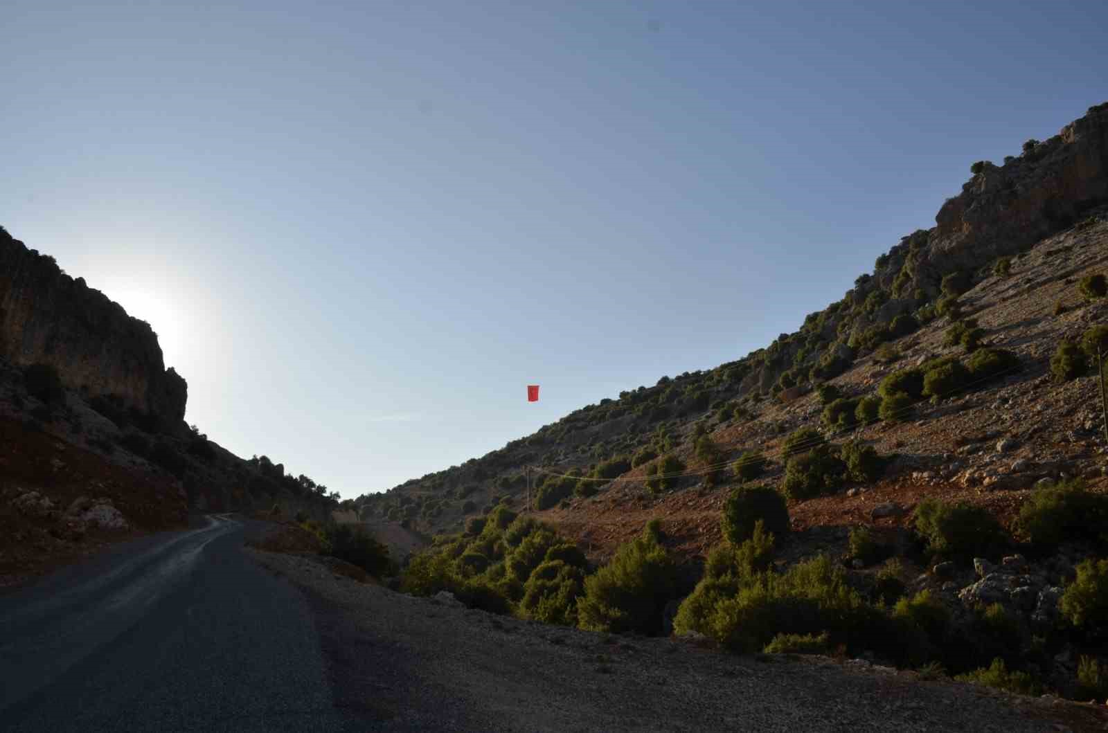 İki dağın arasında dalgalanan bayrakla asker uğurlama