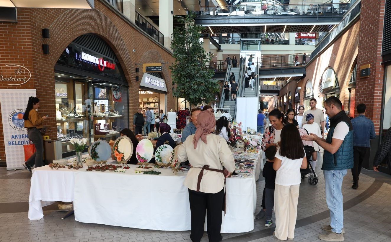 Kadın kursiyerler el emeği &uuml;r&uuml;nlerini &ouml;ğretmenler i&ccedil;in sergiledi
