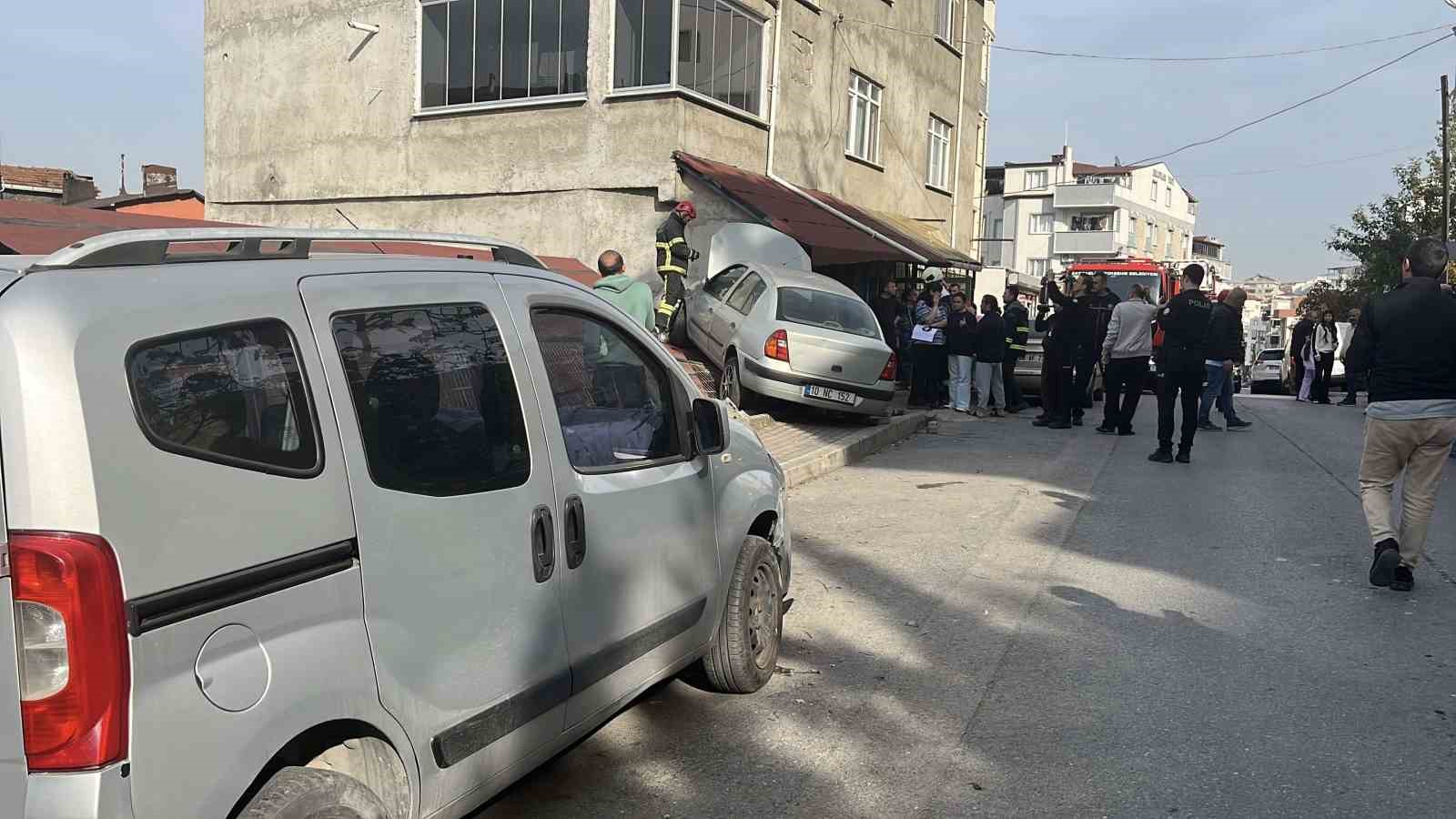 Park halindeki araca &ccedil;arpan otomobil evin &ccedil;atısına &ccedil;ıktı
