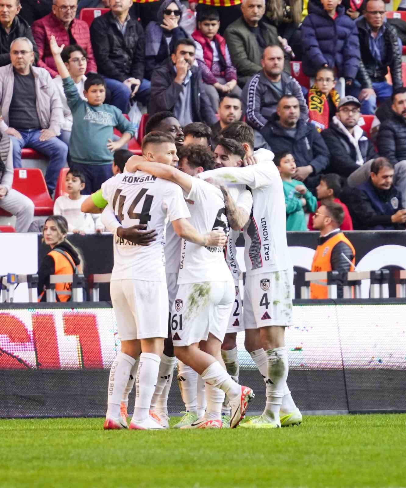 Trendyol S&uuml;per Lig: Kayserispor: 0 - Gaziantep FK: 2 (İlk yarı)
