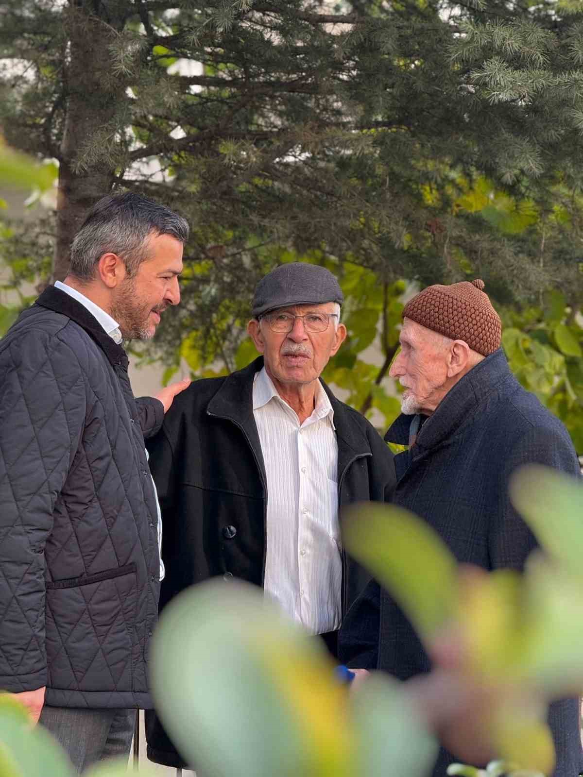 Başkan Çetinkaya, vatandaşların taleplerini dinliyor
