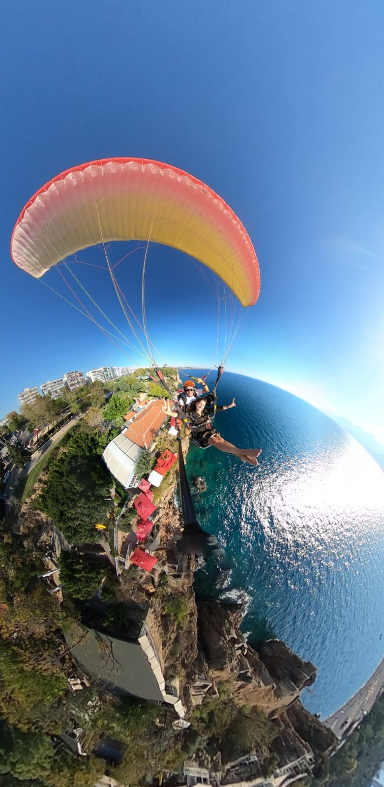 T&uuml;rkiye soğukla m&uuml;cadele ederken d&uuml;nyaca &uuml;nl&uuml; sahilde yaz g&ouml;r&uuml;nt&uuml;s&uuml;
