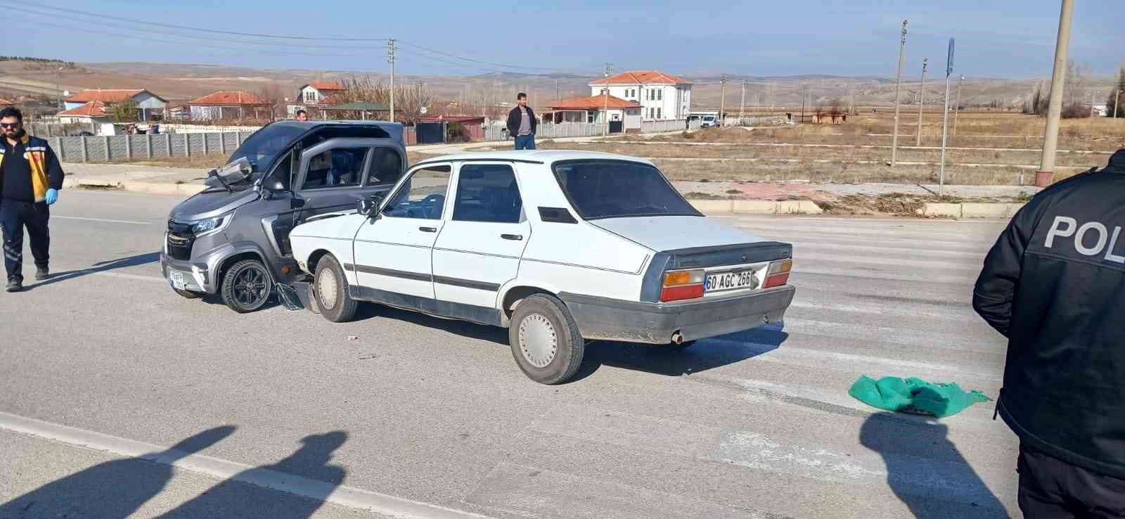 Çorum’da otomobil ile elektrikli araç çarpıştı: 3 yaralı