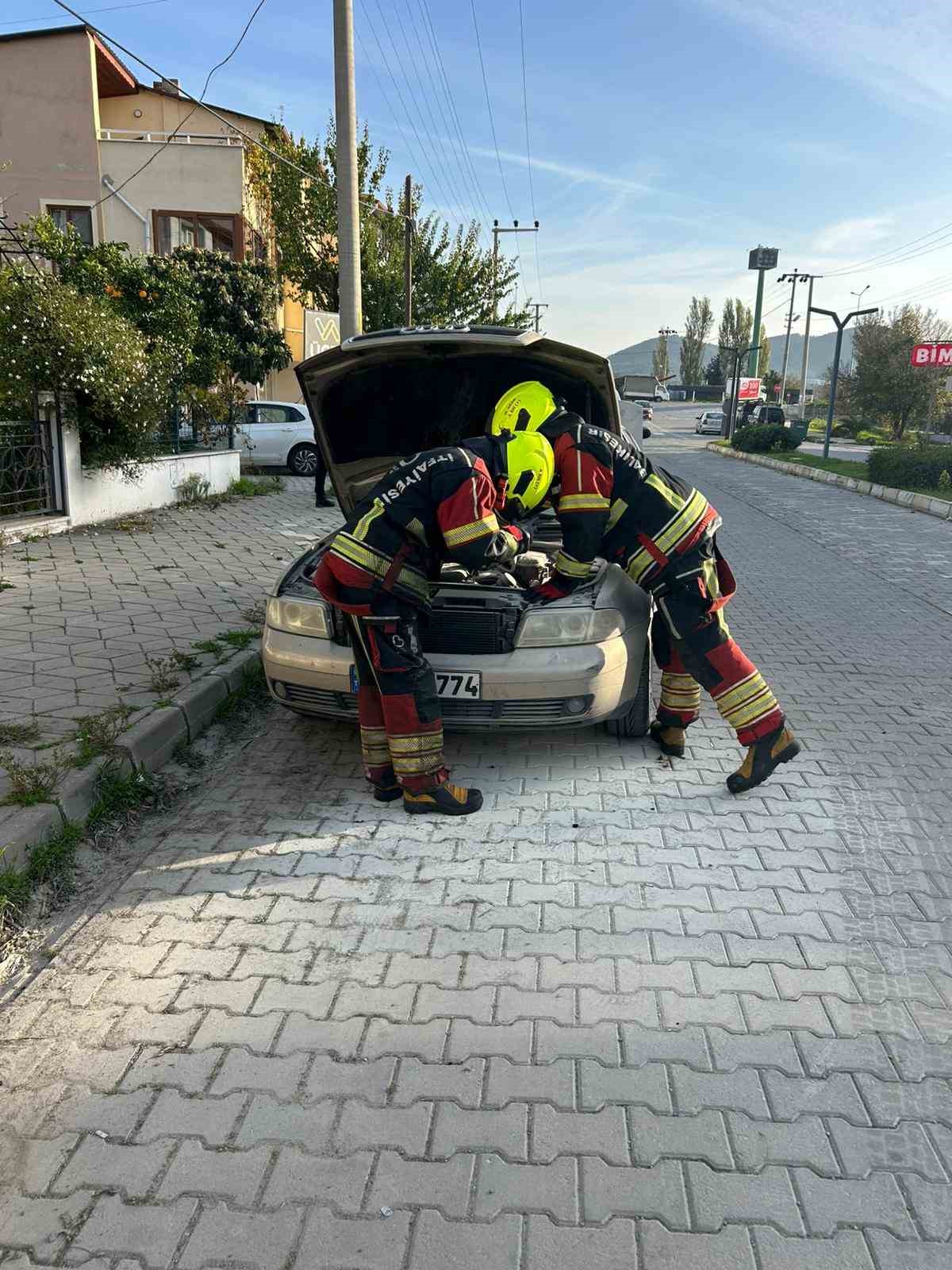 Burhaniye’de seyir halindeki otomobilde yangın