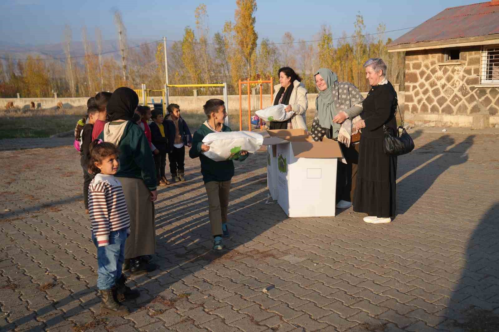 Almanya’dan Muş’a gönülleri ısıtan yardım: Bin çocuğa kışlık yardım