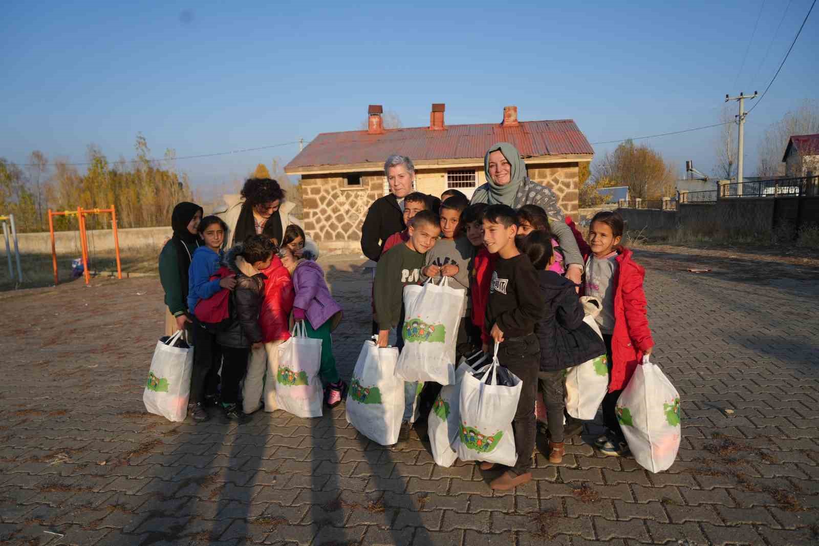 Almanya’dan Muş’a gönülleri ısıtan yardım: Bin çocuğa kışlık yardım